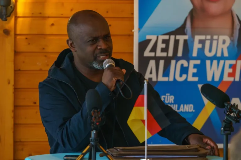 Serge Menga beim Bürgerdialog in Nordleda.